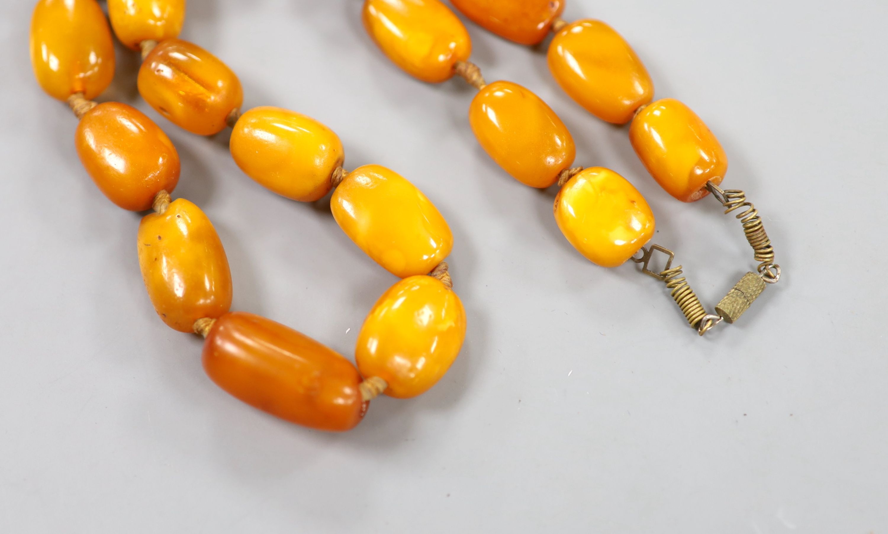 A single strand graduated barrel shape amber bead necklace, 46cm, gross weight 44 grams.